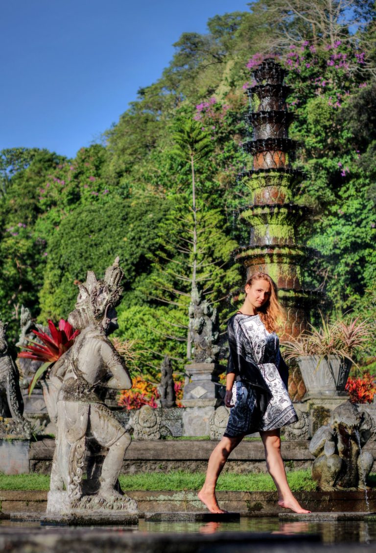 Turistka u jezírka v Tirtagangga, Bali