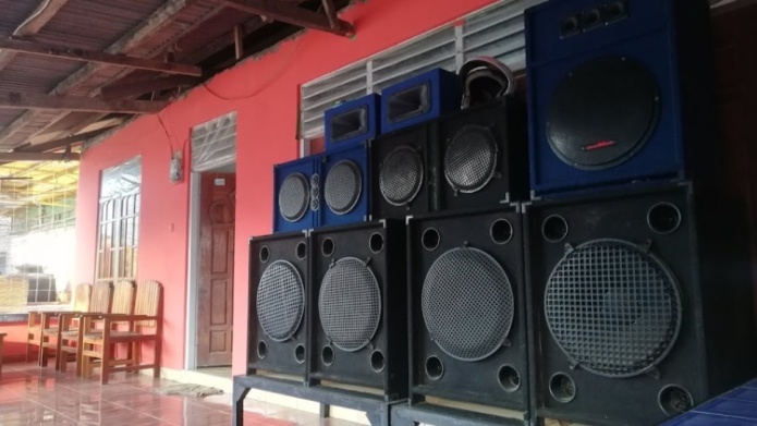 Karaoke vybavení v jednom z domů ve městě Seba