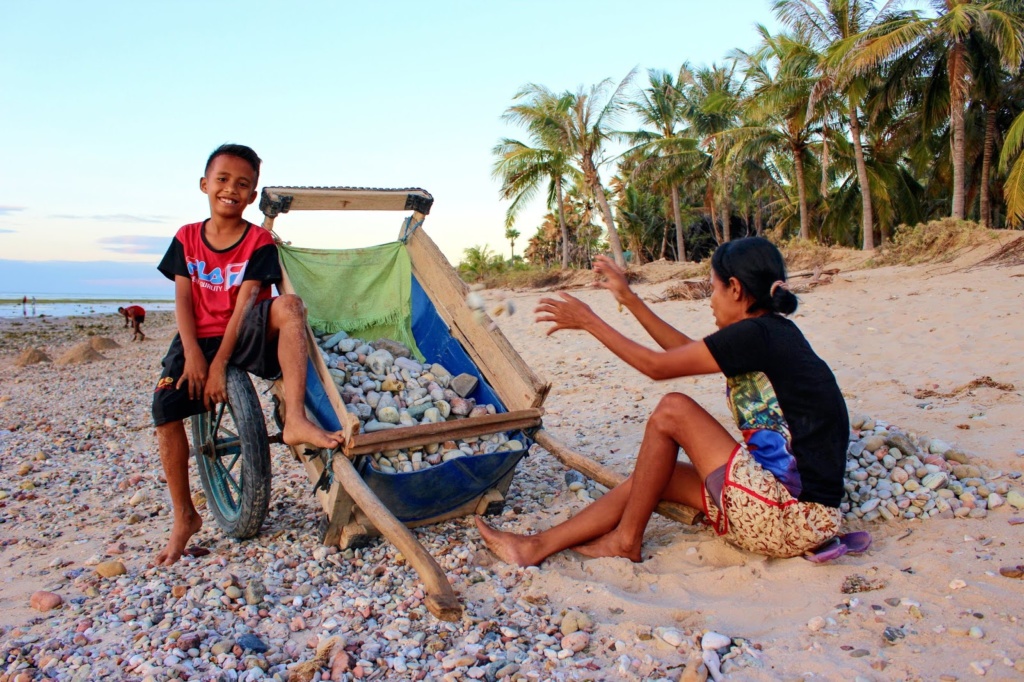Lidé z přímořské vesničky se živí prodejem kamenů, které se vyvážejí na jiné ostrovy jako stavební materiál