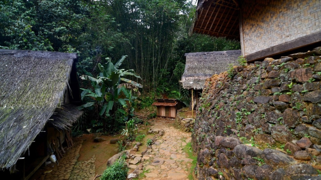 Jedna z vesniček v Baduy Luar s hlavní přístupovou cestou
