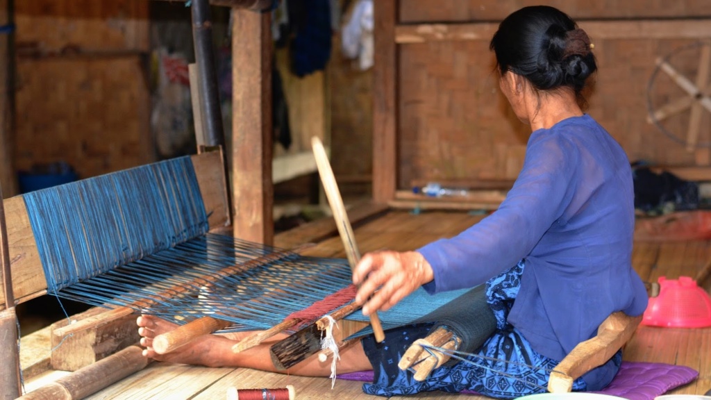 Místní žena při tkaní ikatu