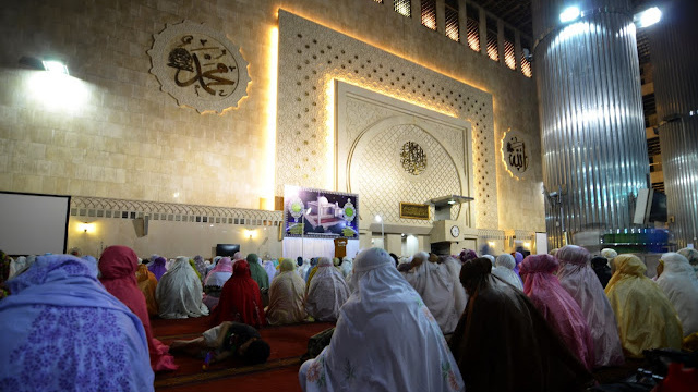 Modlitba v ženské části mešity Istiqlal v Jakartě
