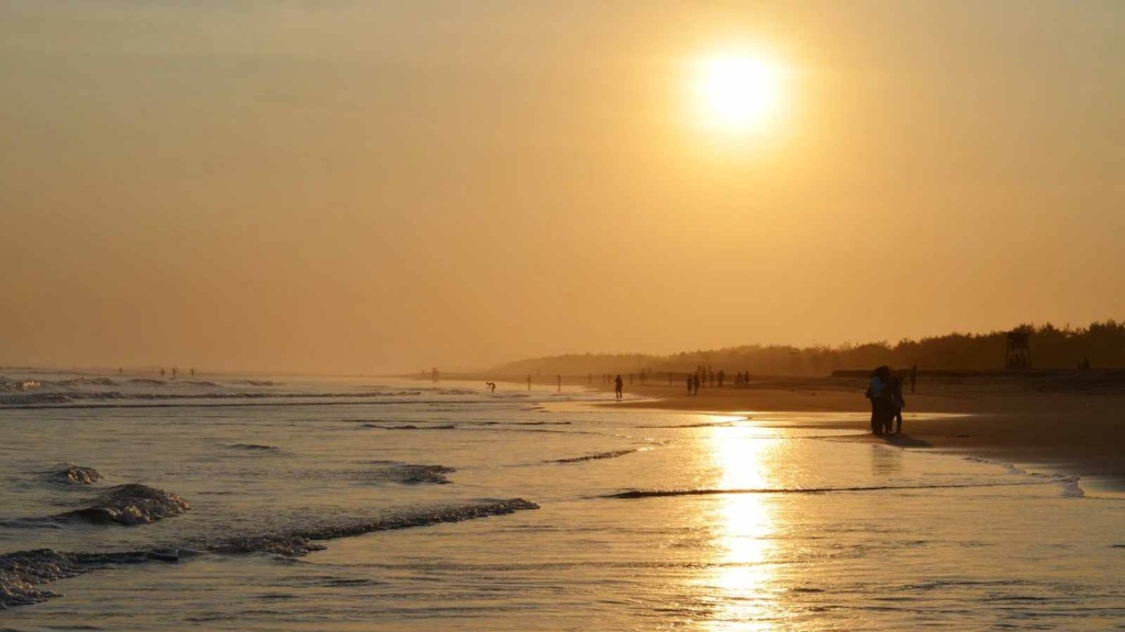 pláž Pangandaran při západu slunce