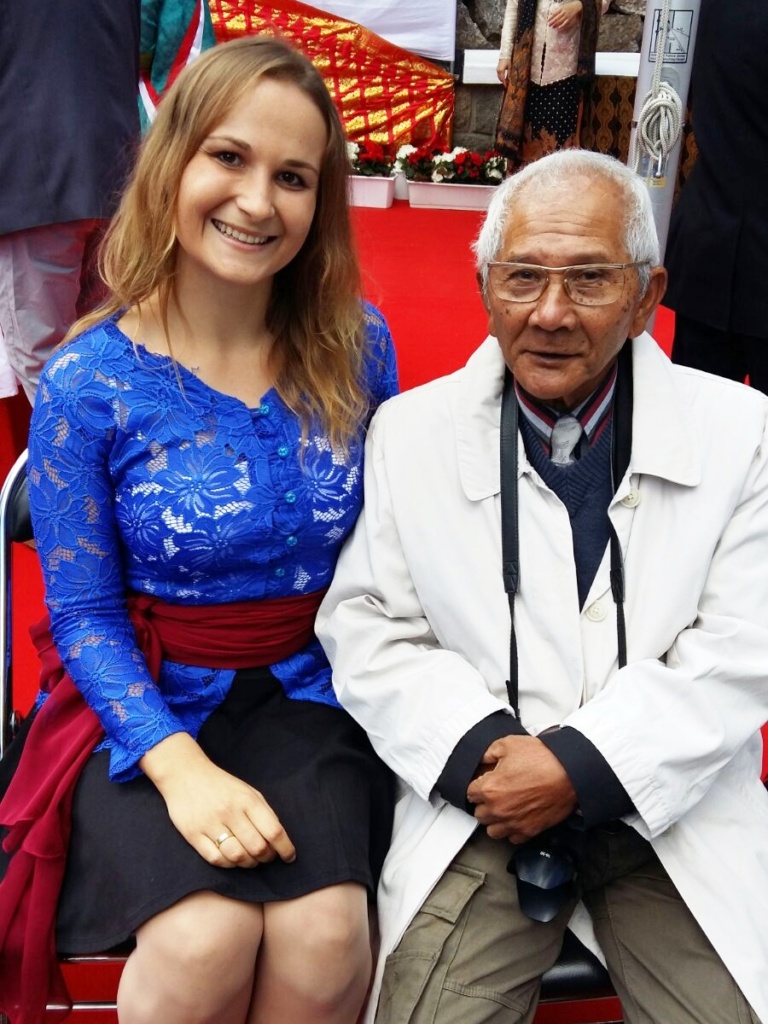 Já se svým indonéským "dědečkem" na oslavě indonéské nezávislosti na ambasádě v Praze