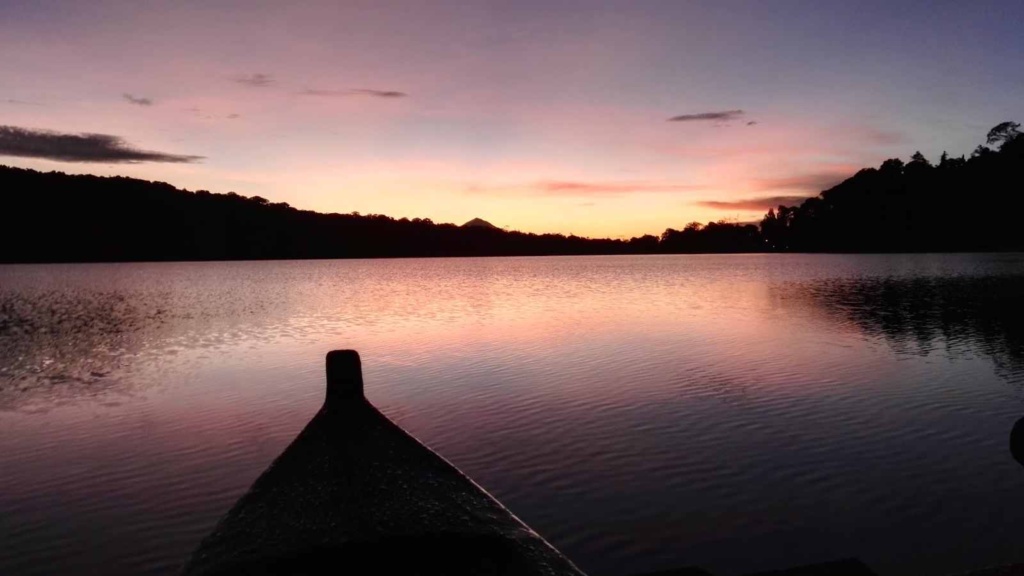 východ slunce na jezeře Beratan, v pozadí sopka Agung
