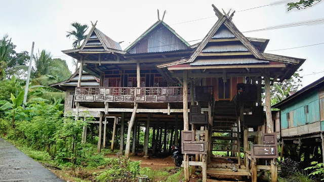 domy ve vnější části vesnice vypadají stejně, jako v jiných oblastech