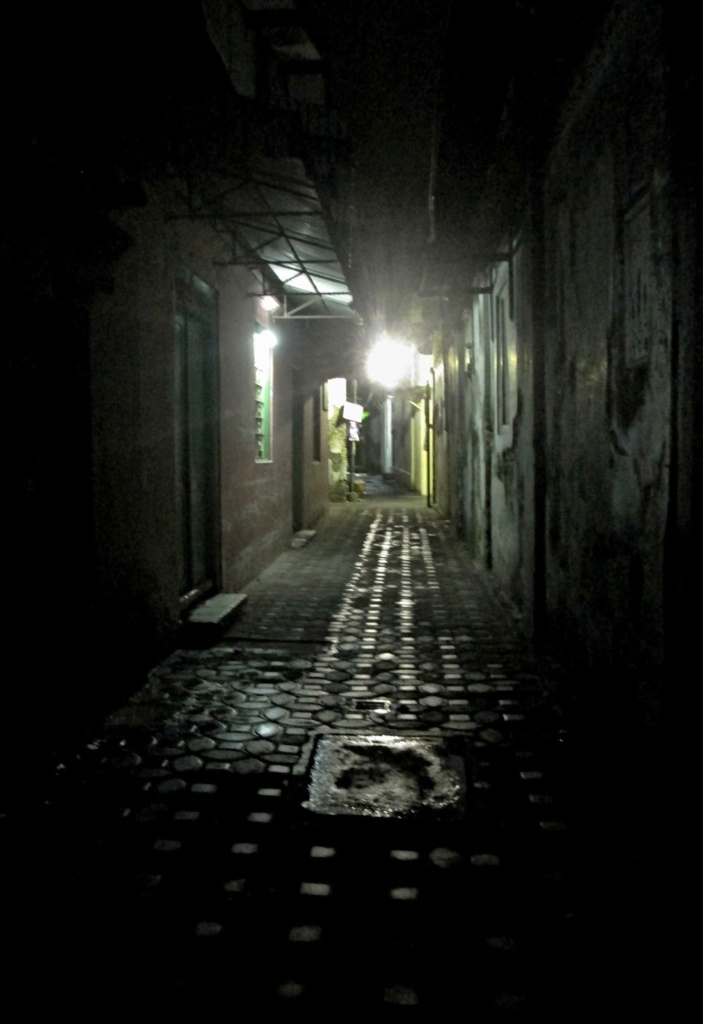 Jedna z temných uliček ve městě Solo na Jávě
