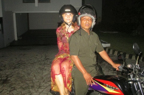 na motorce v Jakartě