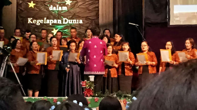 Běloška zpívá v indonéském sboru v kostele při vánoční mši