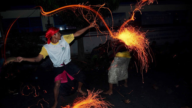 ohnivý rituál Perang Api, Bali