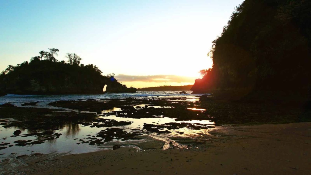 Západ slunce na Crystal Bay, Nusa Penida