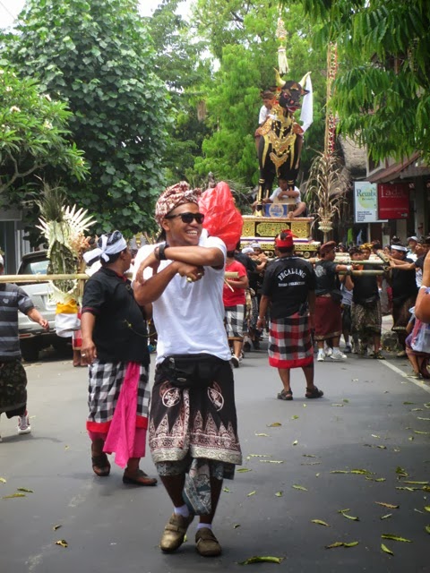 Balijská kremace probíhá v poměrně veselém stylu, lidé oslavují, hraje hlasitá hudba...