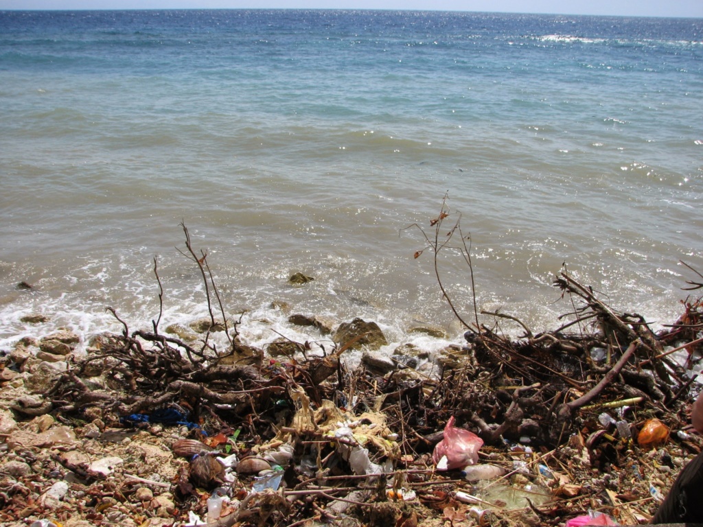 Odpadky blízko oblíbené turistické pláže