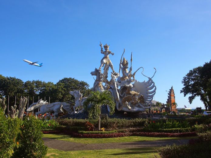 Ulice Airport Ngurah Rai - ikonická socha, kterou musí znát snad každý, kdo na Bali byl