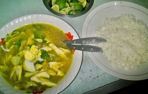 soto ayam (kuřecí polévka) s rýží