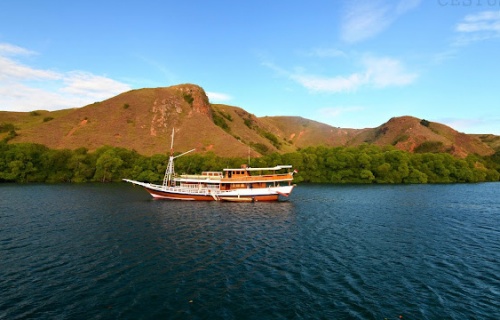 Výlet lodí z Floresu na Lombok – na Komodo trochu jinak