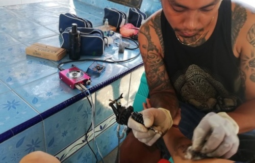 Tetování v Indonésii – tradice, módní doplněk a moje zkušenost